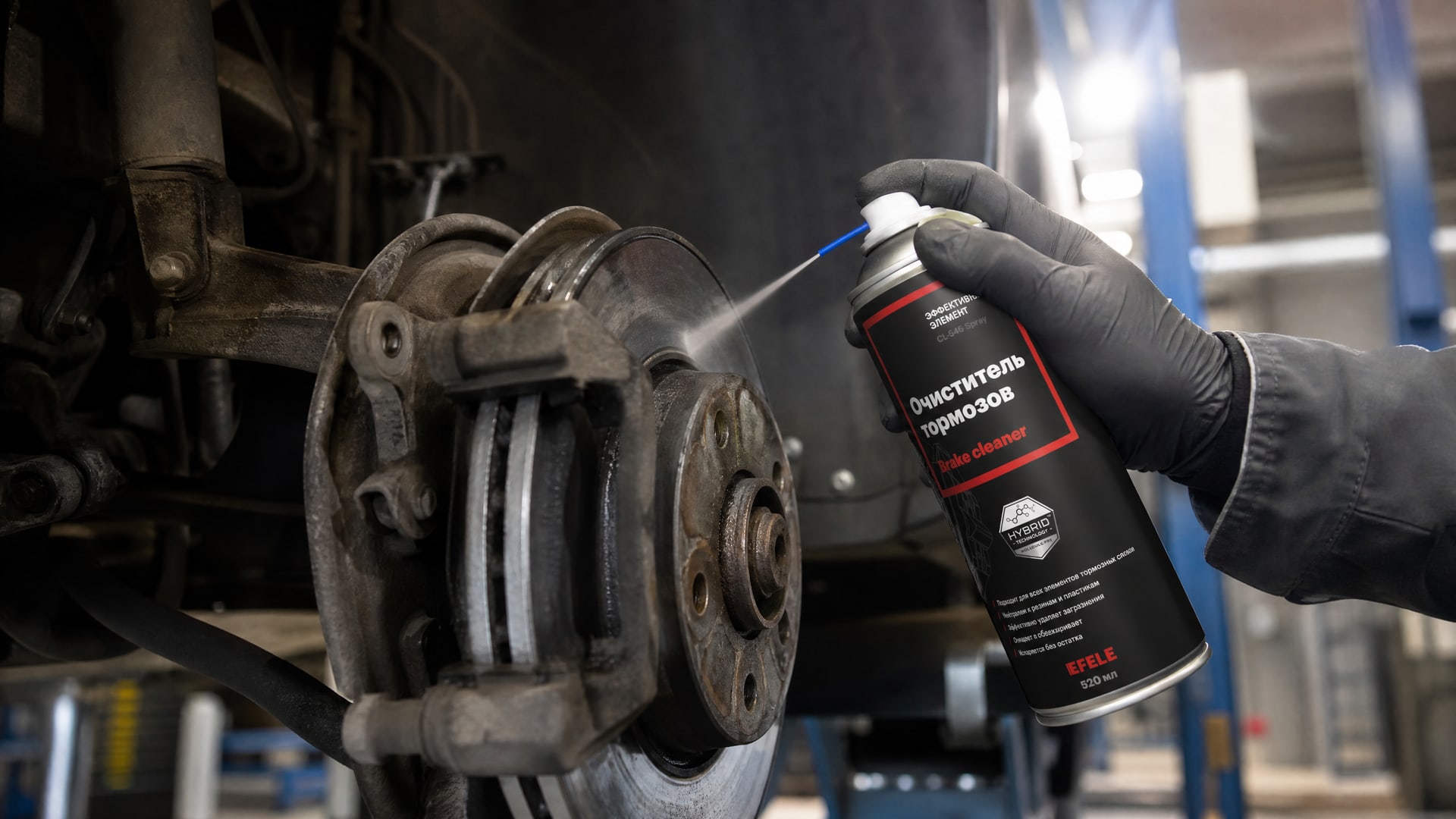 Рука наносит EFELE CL-546 Spray на тормозную систему.