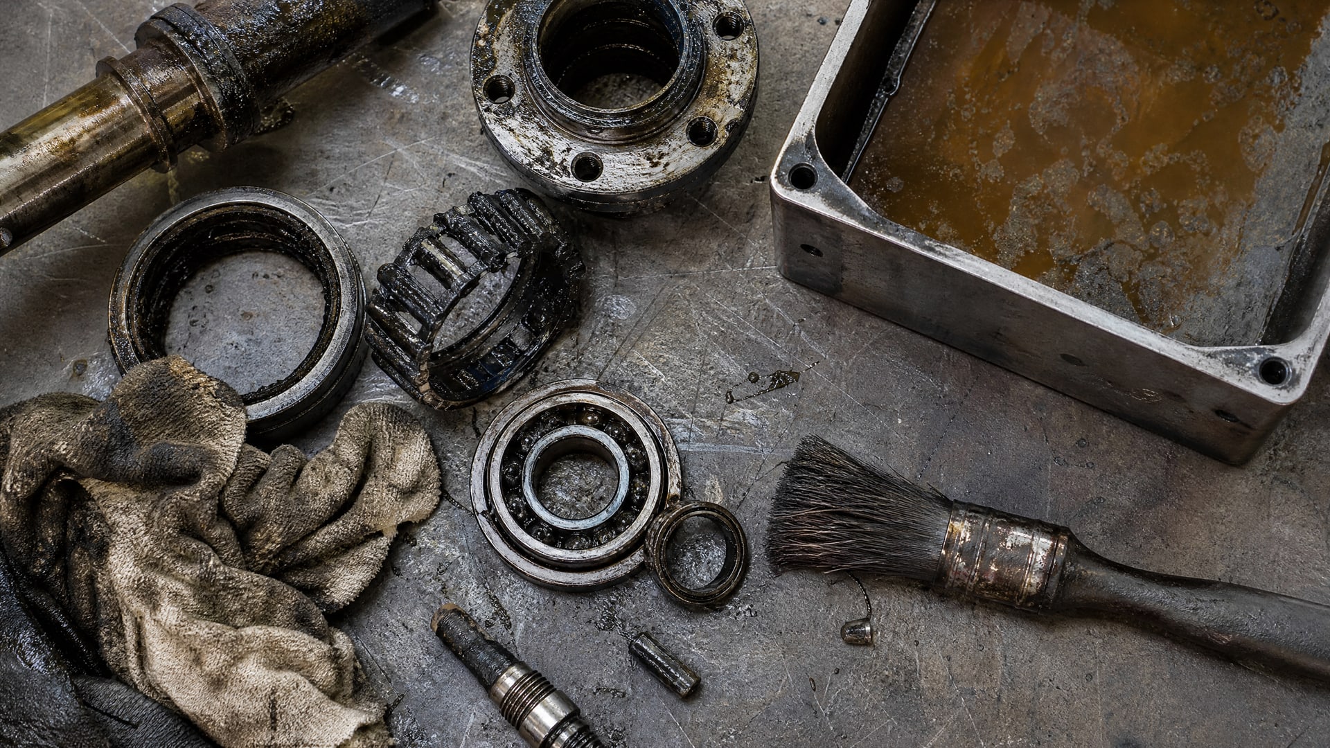 Залитые грязью детали, старая ветошь и емкость с деградировавшей промывкой сож станка.