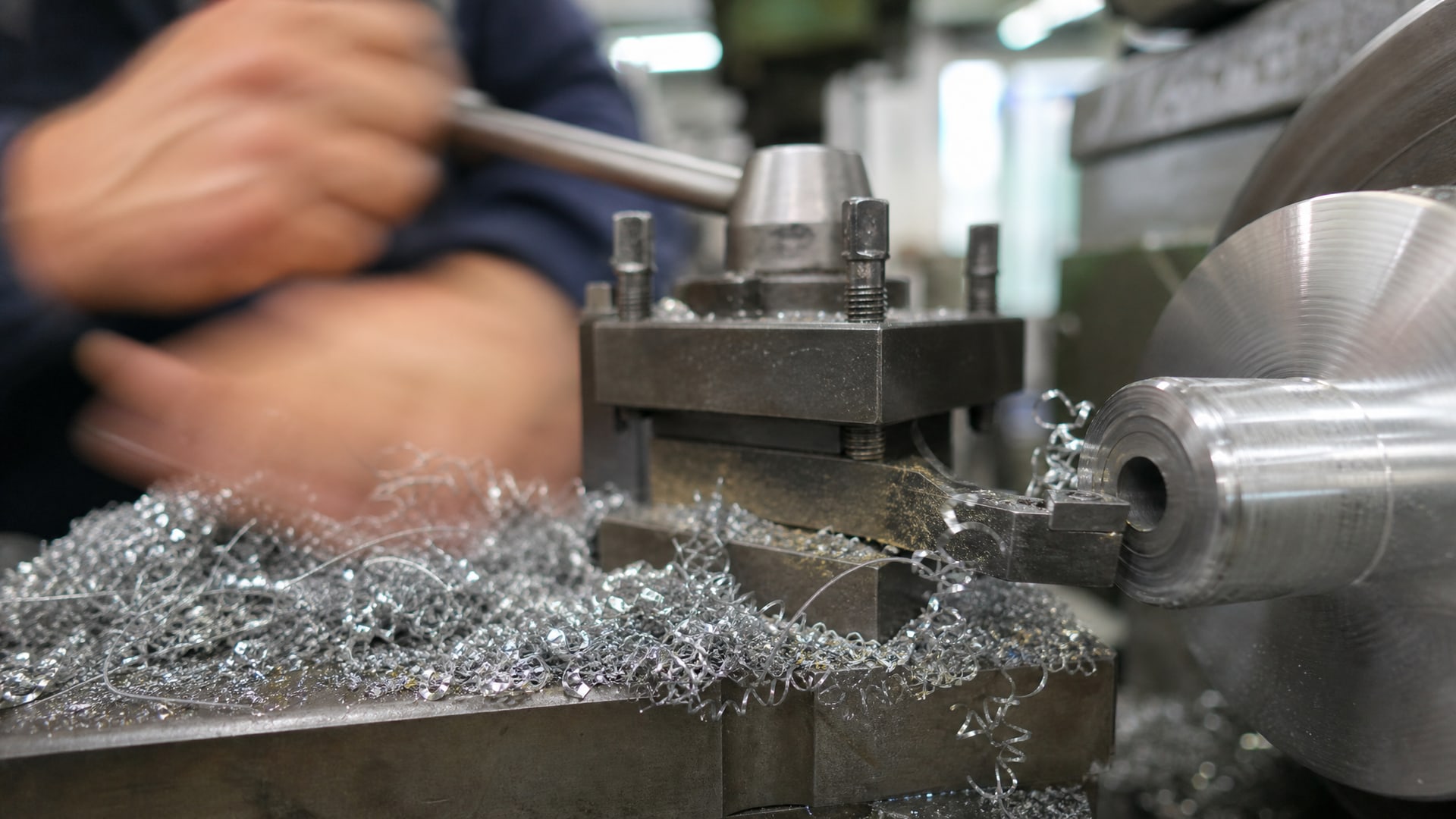 Металлическая стружка у режущей кромки инструмента