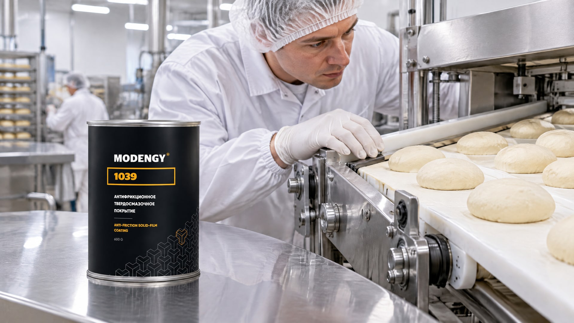 Мастер наносит твердосмазочное покрытие MODENGY 1039 на упаковку продукта
