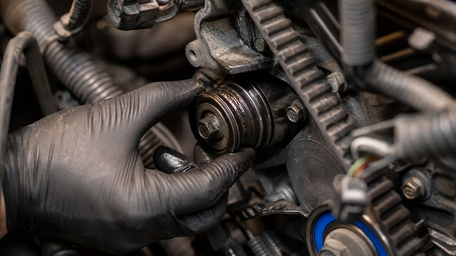 Натяжной ролик ГРМ, обильно смазанный WD-40, с проворачивающимся подшипником.