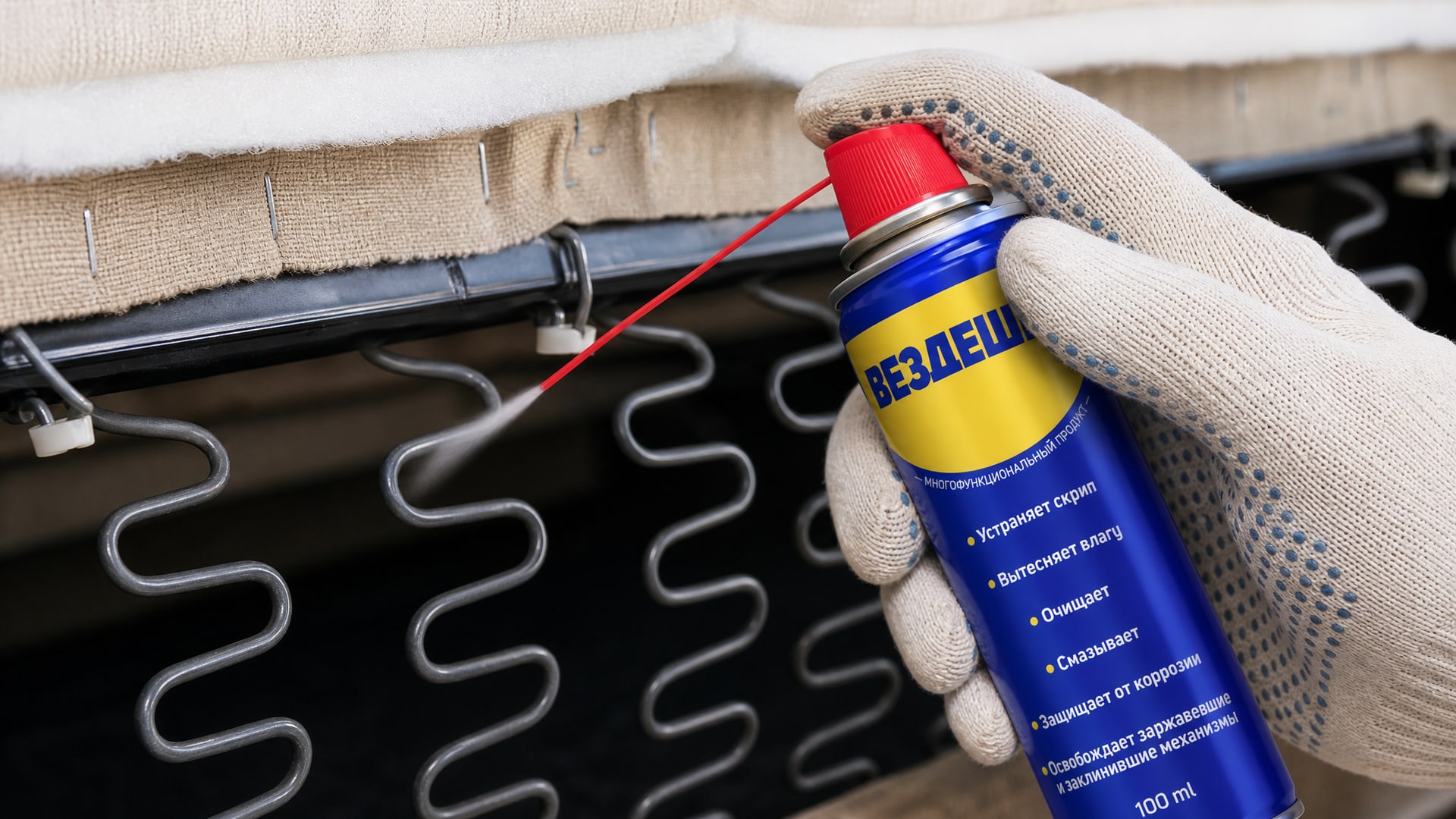 Рука в перчатке наносит универсальную смазку wd-40.