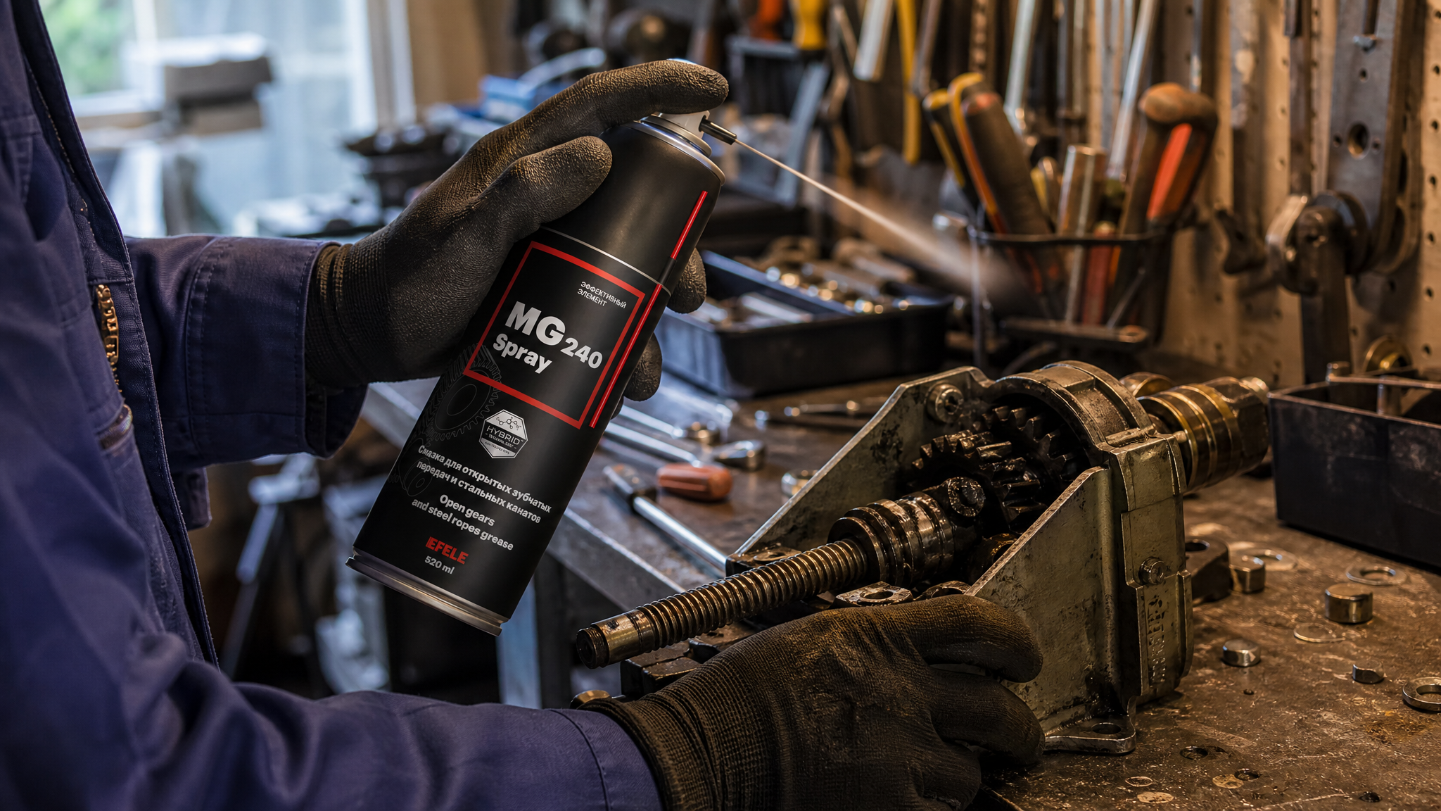 Рука в перчатке наносит EFELE MG-240 Spray для защиты от прилипания смазки.