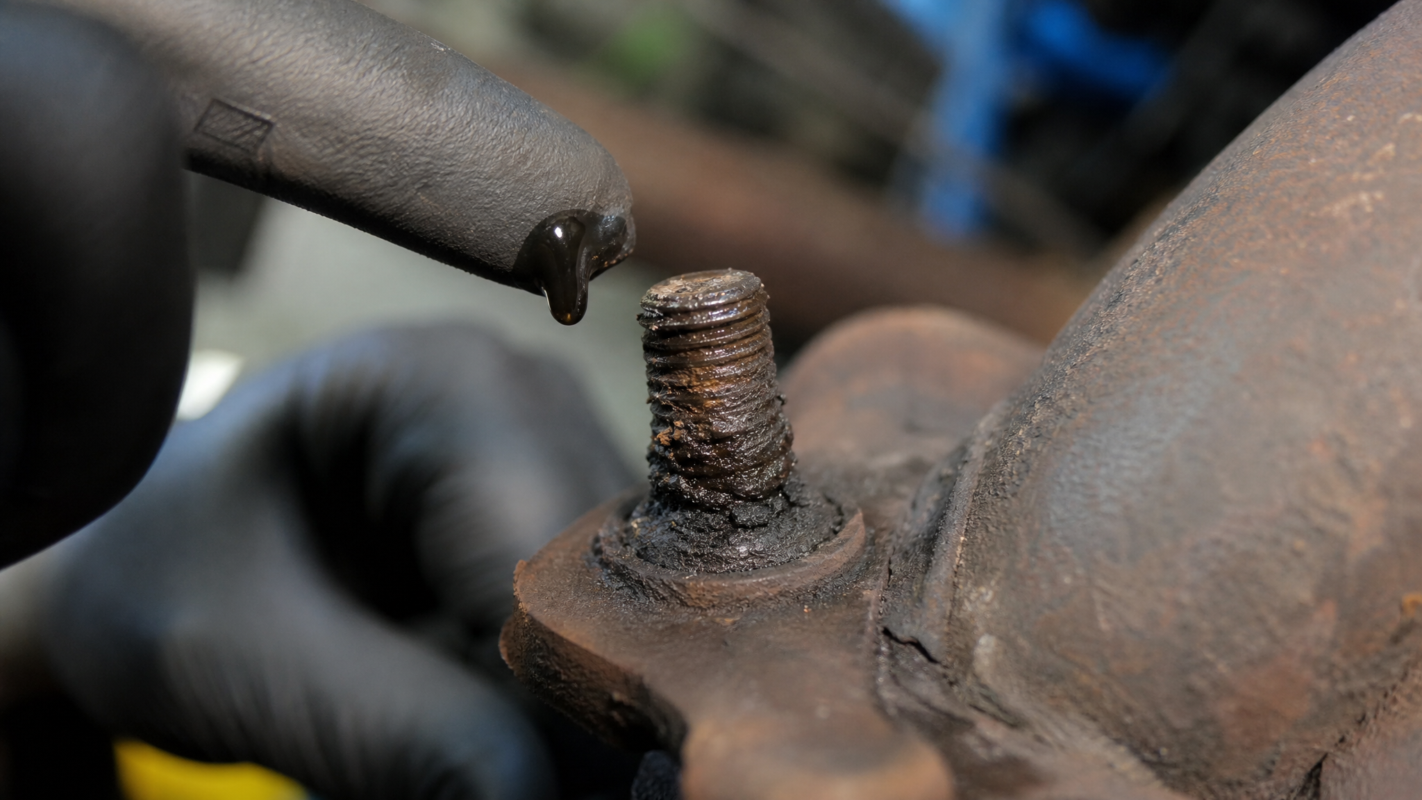 Смазка для высоких температур наносится на поврежденную резьбу.